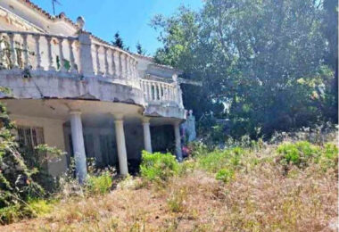 Grand plot on Marbella's Golden Mile set for renovation.