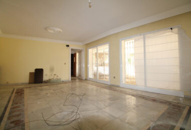 Grand plot on Marbella's Golden Mile set for renovation.