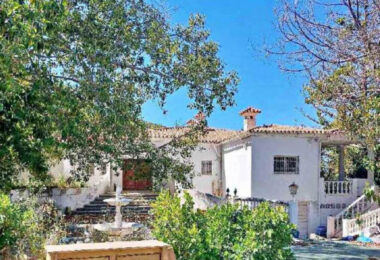 Grand plot on Marbella's Golden Mile set for renovation.