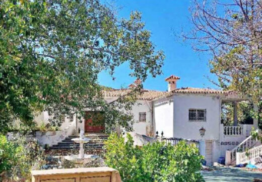 Grand plot on Marbella's Golden Mile set for renovation.