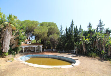Grand plot on Marbella's Golden Mile set for renovation.