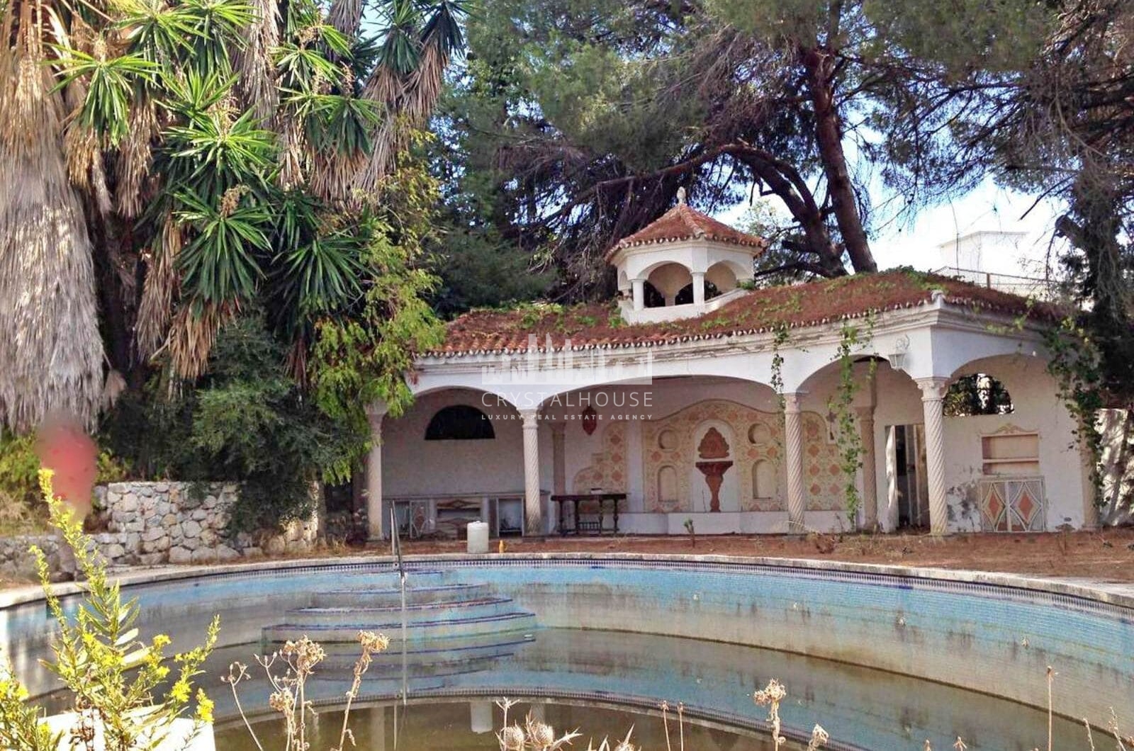 Grand plot on Marbella's Golden Mile set for renovation.