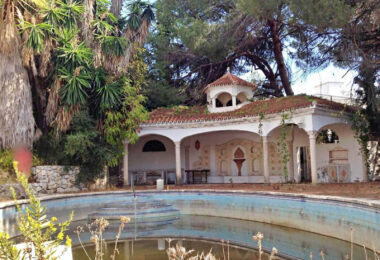 Grand plot on Marbella's Golden Mile set for renovation.