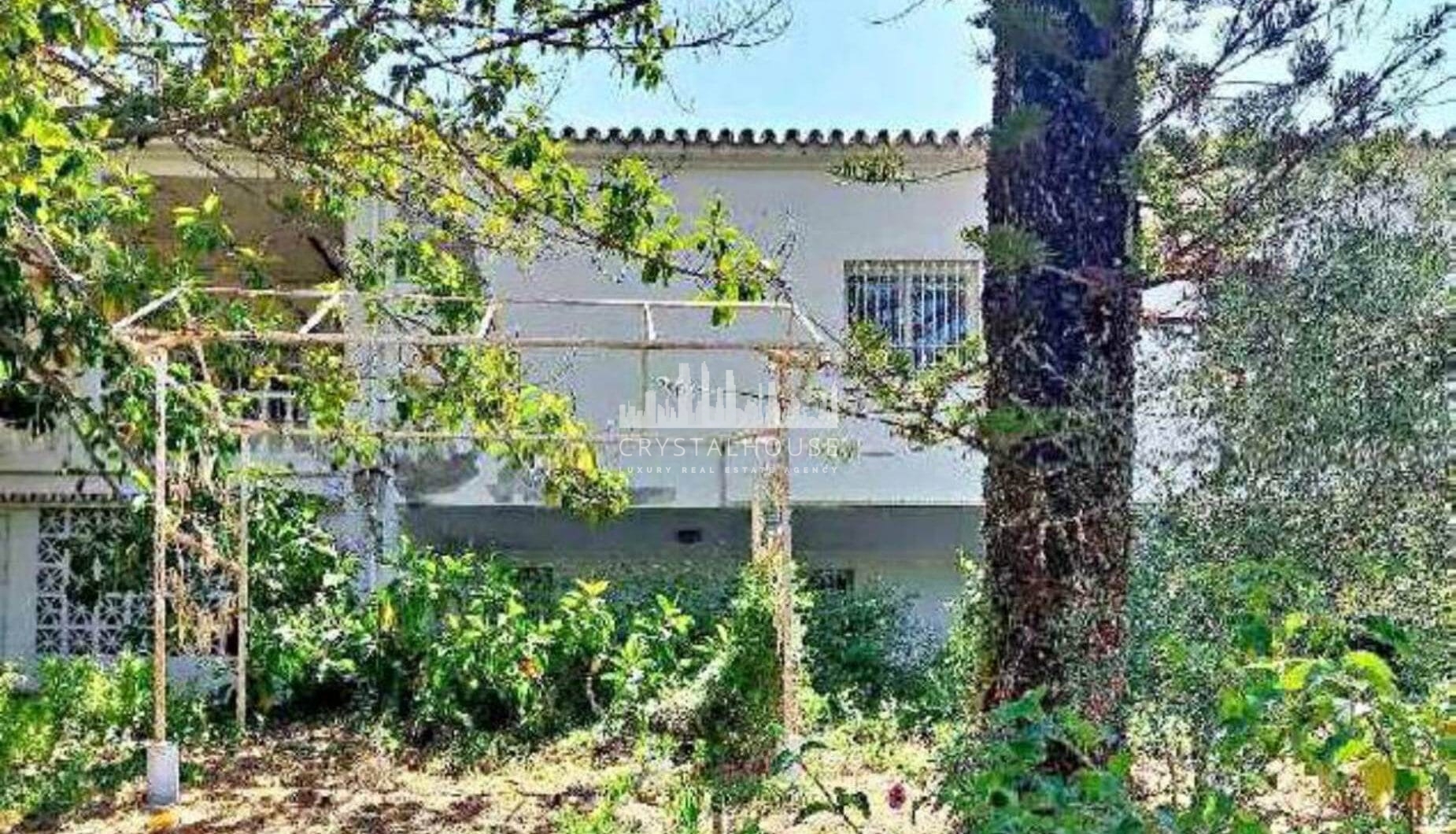 Grand plot on Marbella's Golden Mile set for renovation.