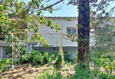 Grand plot on Marbella's Golden Mile set for renovation.