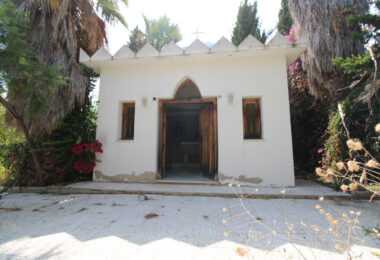 Grand plot on Marbella's Golden Mile set for renovation.