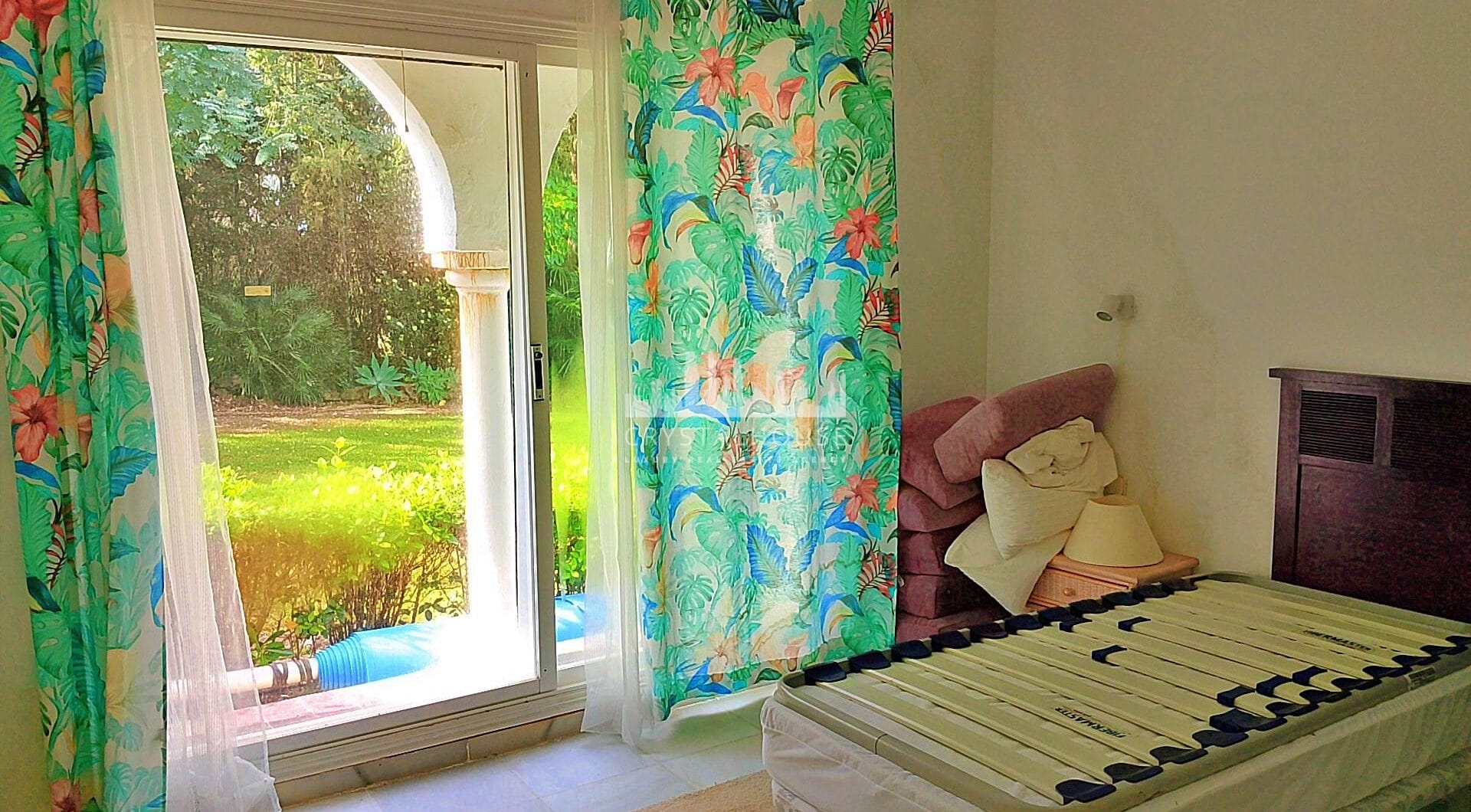 Spacious property for renovation in El Paraiso Medio , Estepona East