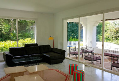 Spacious property for renovation in El Paraiso Medio , Estepona East