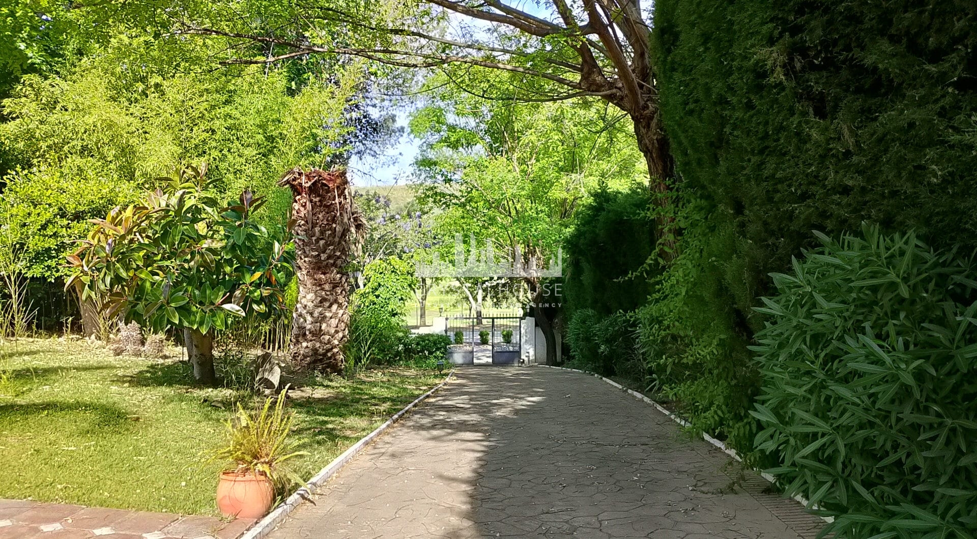 Spacious property for renovation in El Paraiso Medio , Estepona East
