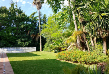 Spacious property for renovation in El Paraiso Medio , Estepona East