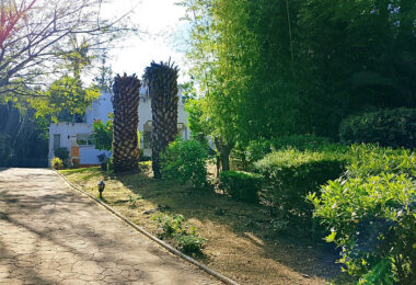 Spacious property for renovation in El Paraiso Medio , Estepona East