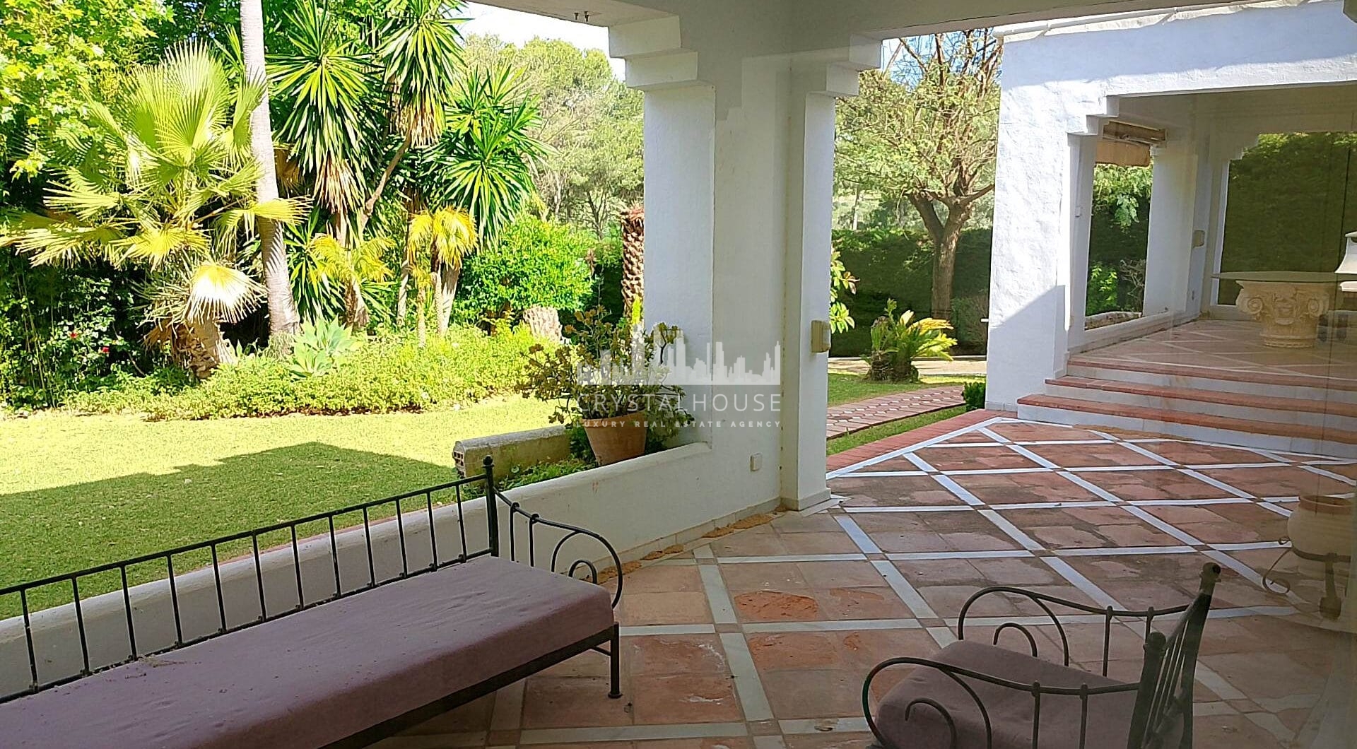 Spacious property for renovation in El Paraiso Medio , Estepona East
