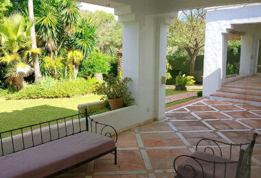 Spacious property for renovation in El Paraiso Medio , Estepona East