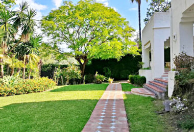 Spacious property for renovation in El Paraiso Medio , Estepona East