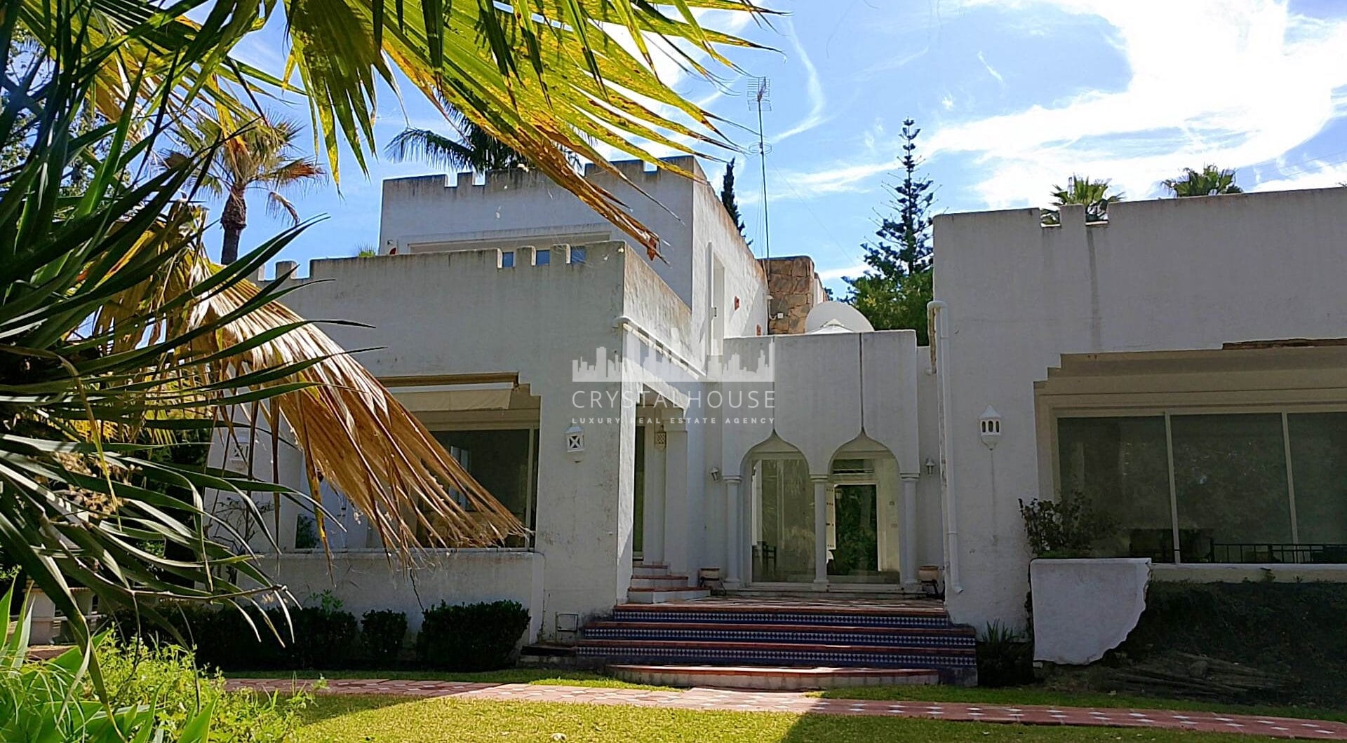 Spacious property for renovation in El Paraiso Medio , Estepona East