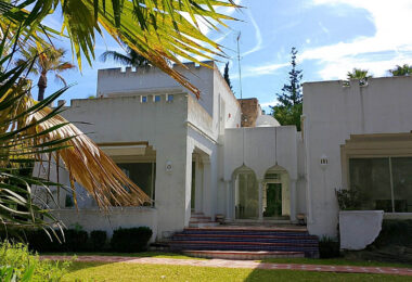Spacious property for renovation in El Paraiso Medio , Estepona East