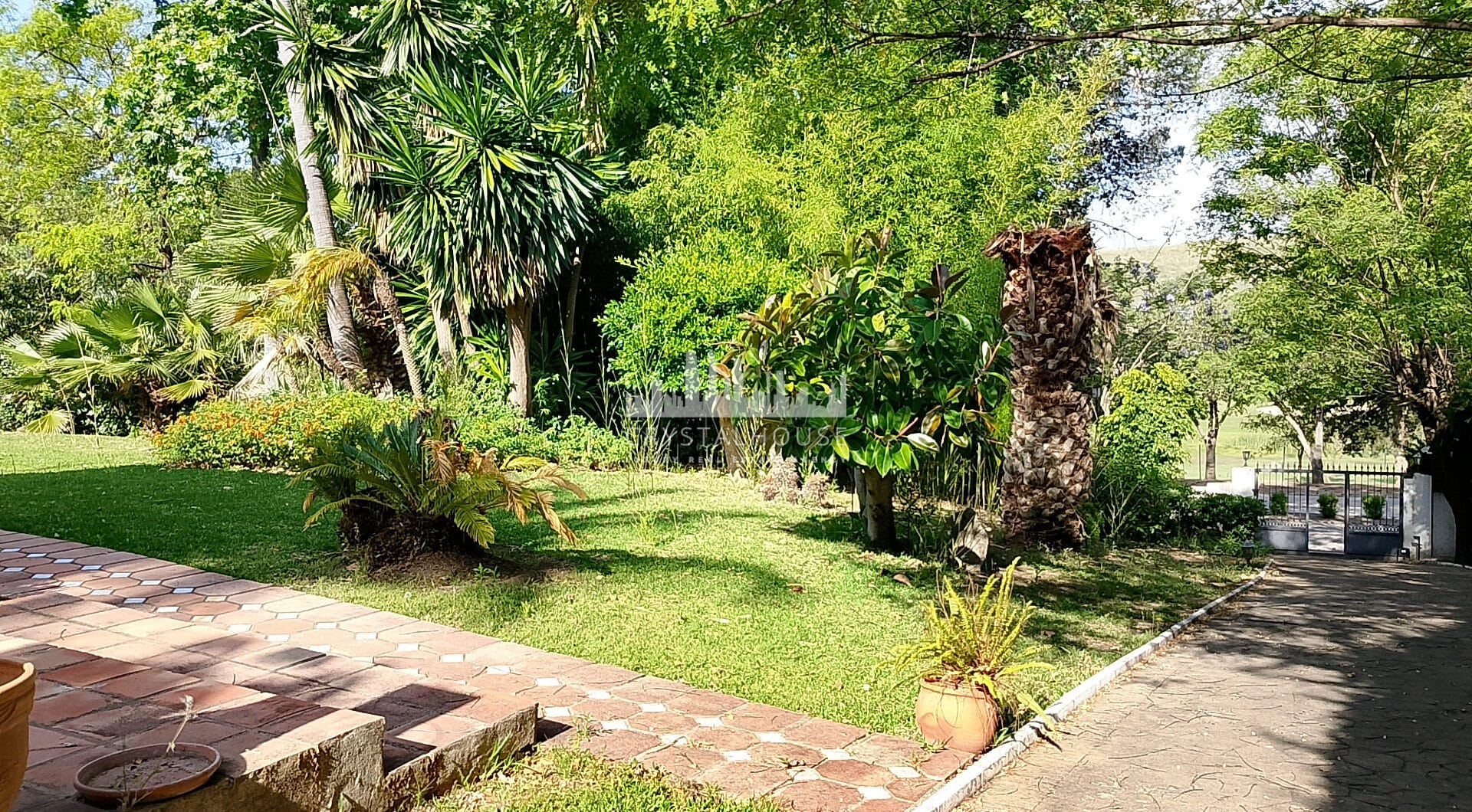 Spacious property for renovation in El Paraiso Medio , Estepona East