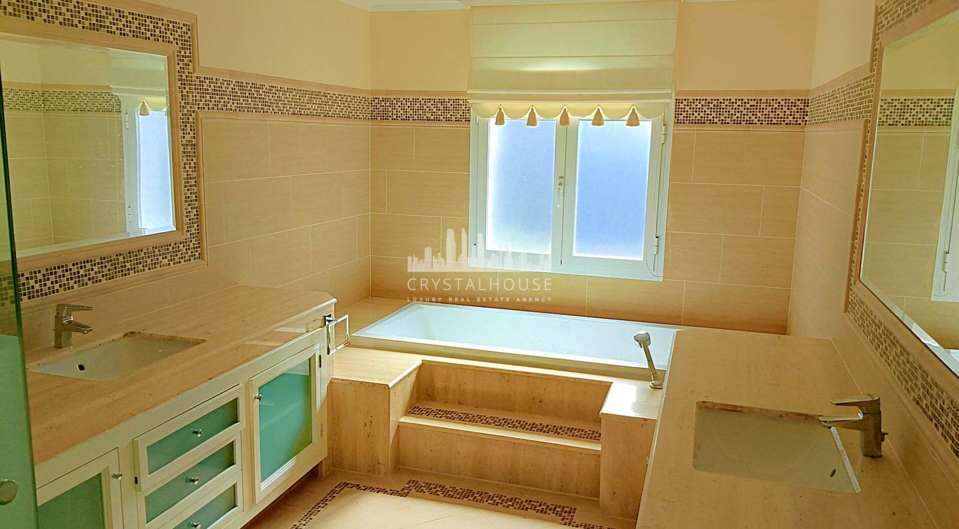 Spacious property for renovation in El Paraiso Medio , Estepona East