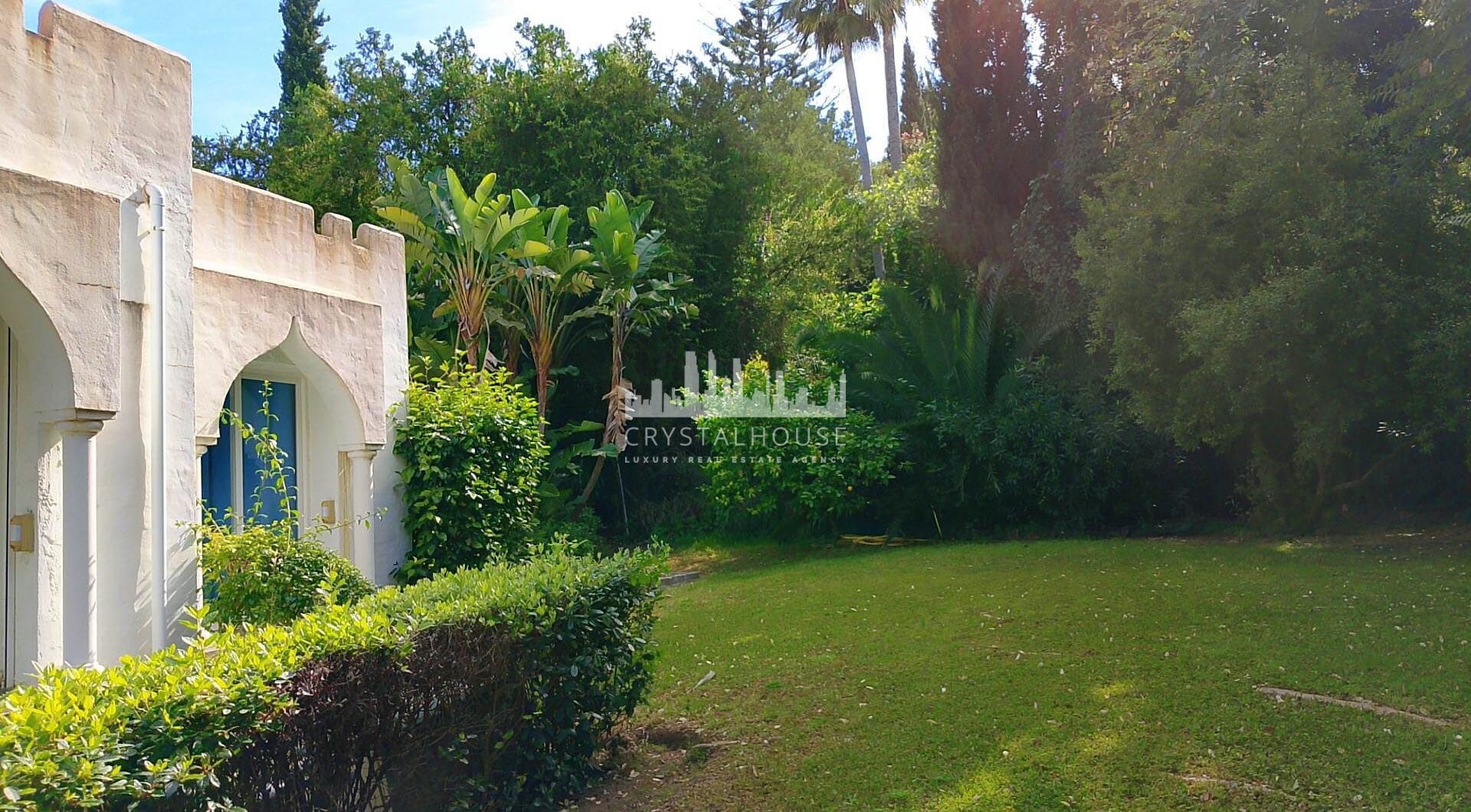 Spacious property for renovation in El Paraiso Medio , Estepona East