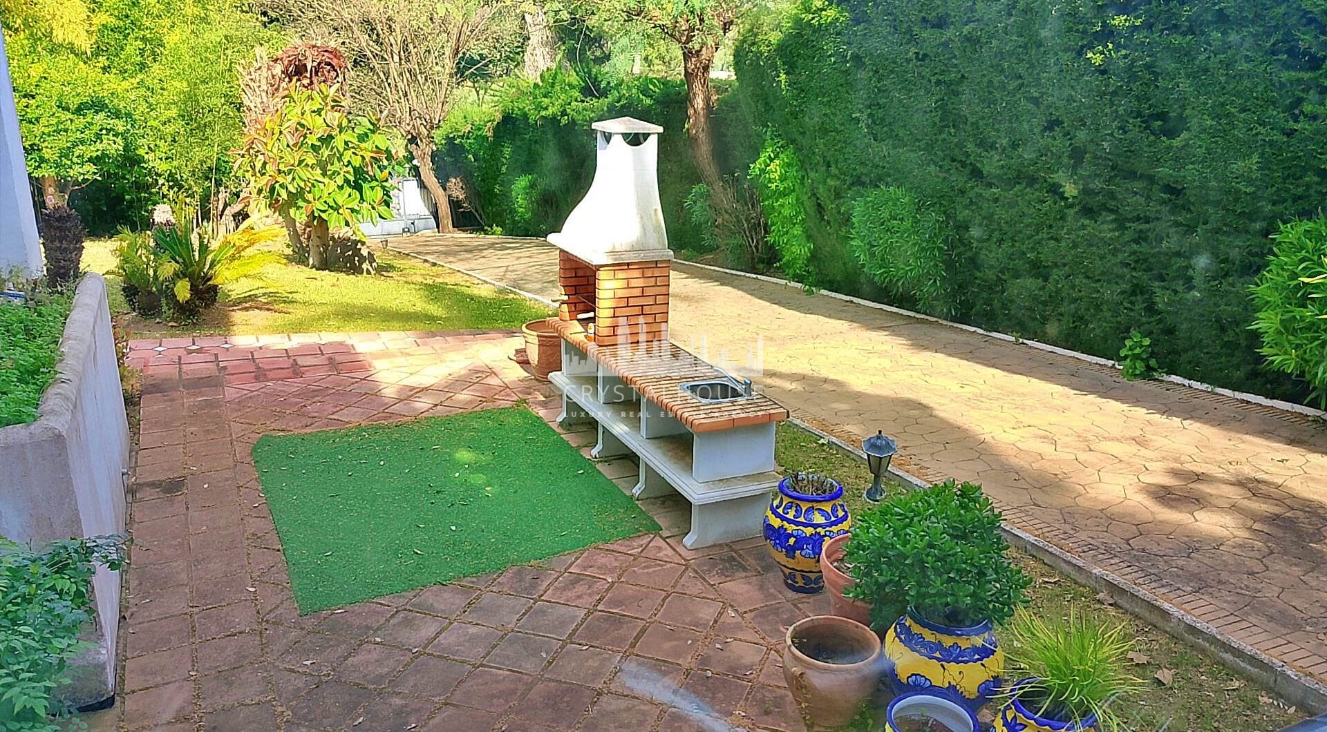 Spacious property for renovation in El Paraiso Medio , Estepona East