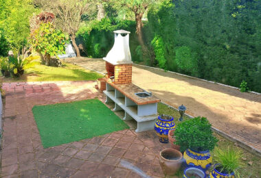 Spacious property for renovation in El Paraiso Medio , Estepona East