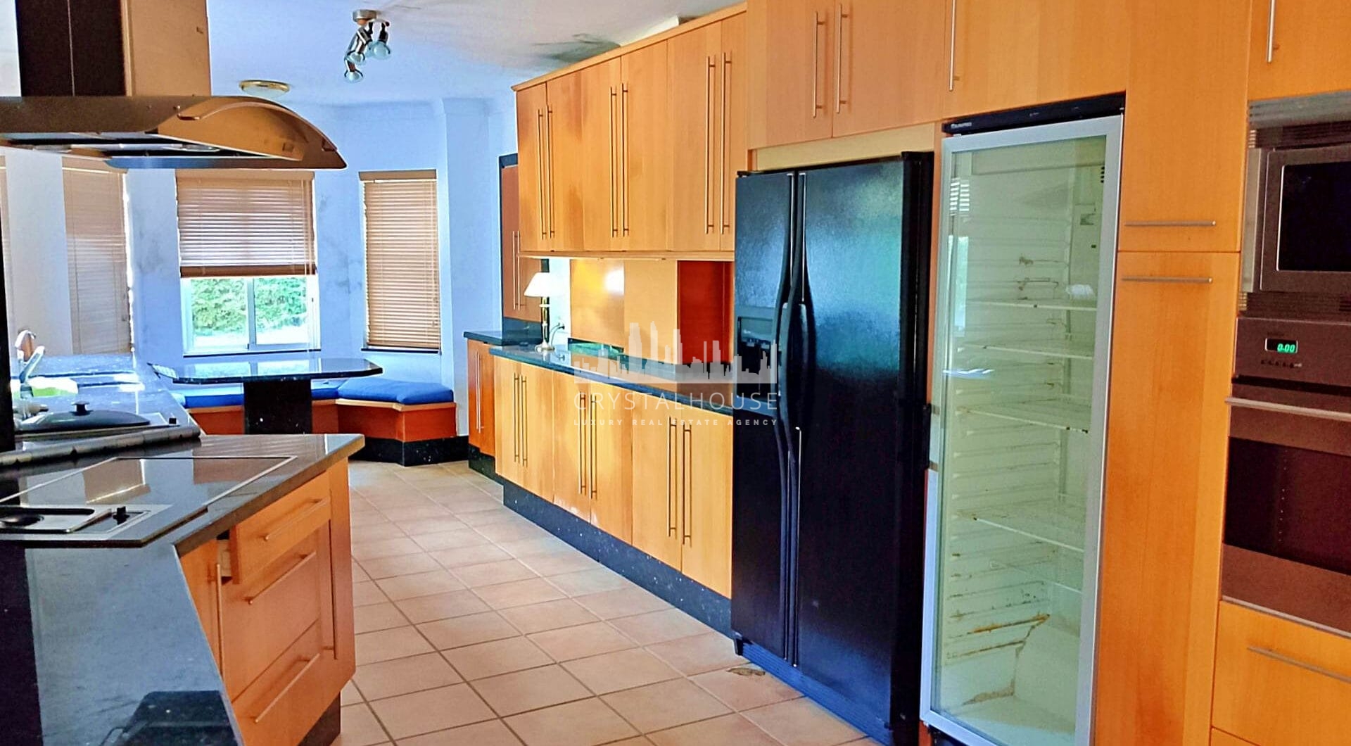 Spacious property for renovation in El Paraiso Medio , Estepona East