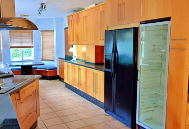 Spacious property for renovation in El Paraiso Medio , Estepona East