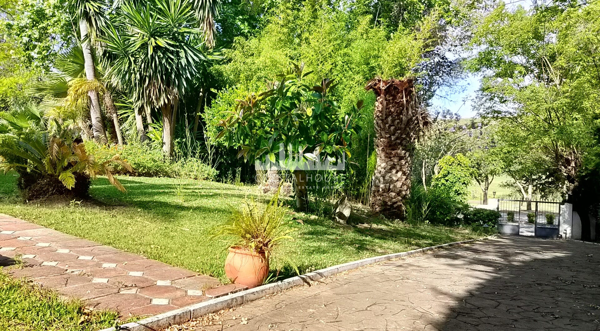 Spacious property for renovation in El Paraiso Medio , Estepona East