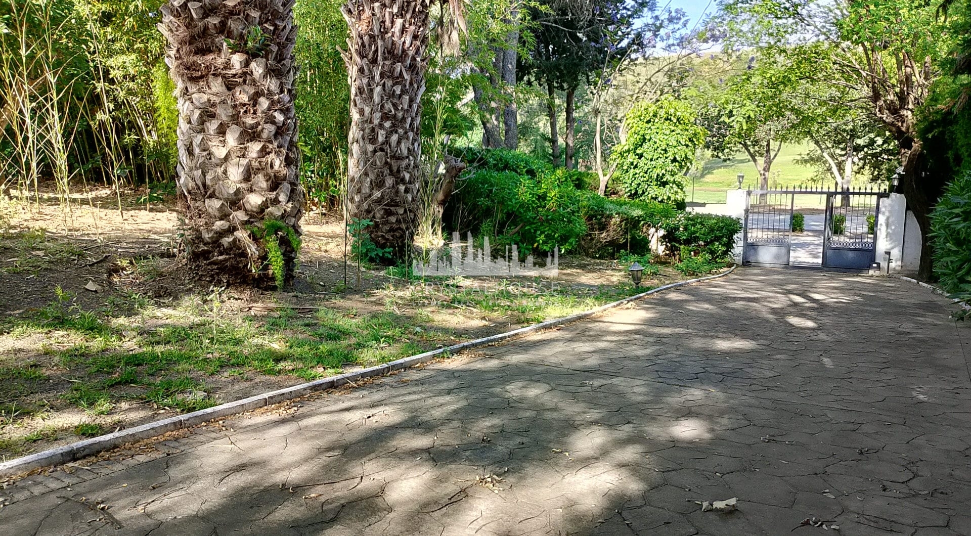 Spacious property for renovation in El Paraiso Medio , Estepona East