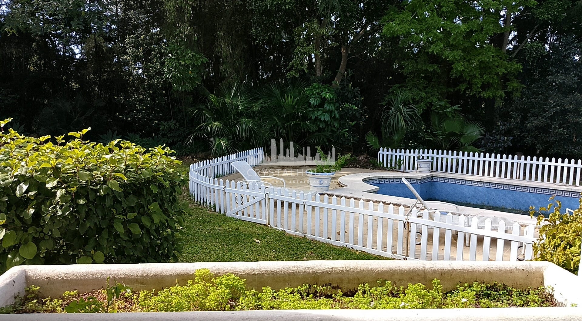 Spacious property for renovation in El Paraiso Medio , Estepona East