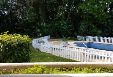 Spacious property for renovation in El Paraiso Medio , Estepona East