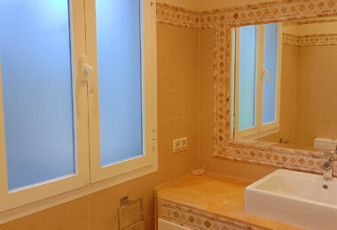 Spacious property for renovation in El Paraiso Medio , Estepona East