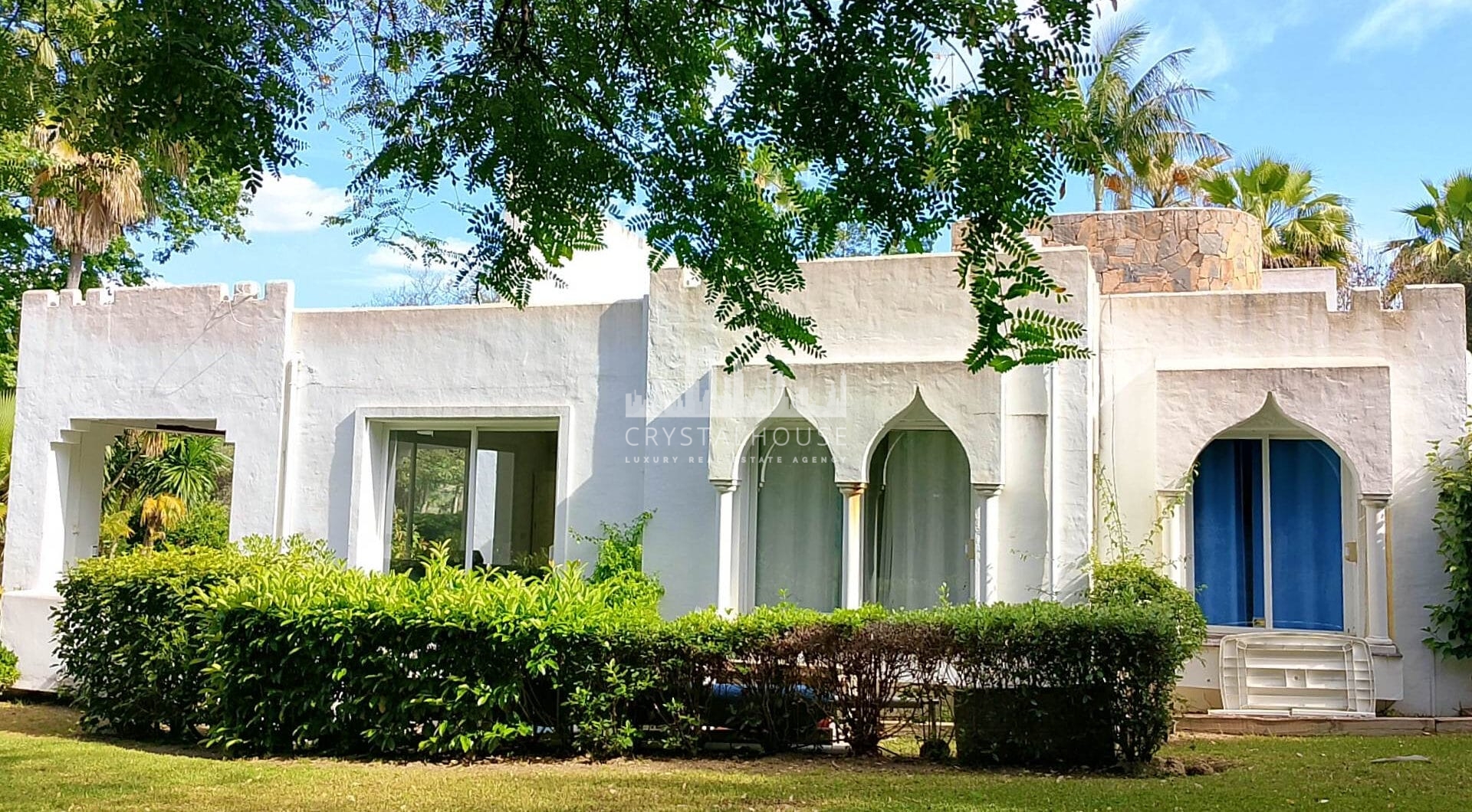 Spacious property for renovation in El Paraiso Medio , Estepona East