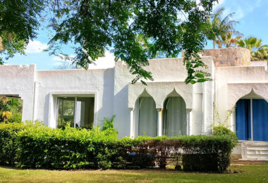 Spacious property for renovation in El Paraiso Medio , Estepona East