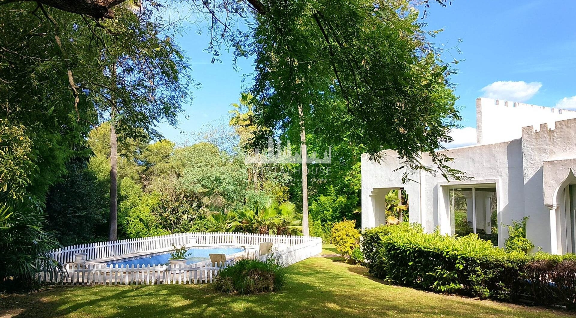 Spacious property for renovation in El Paraiso Medio , Estepona East