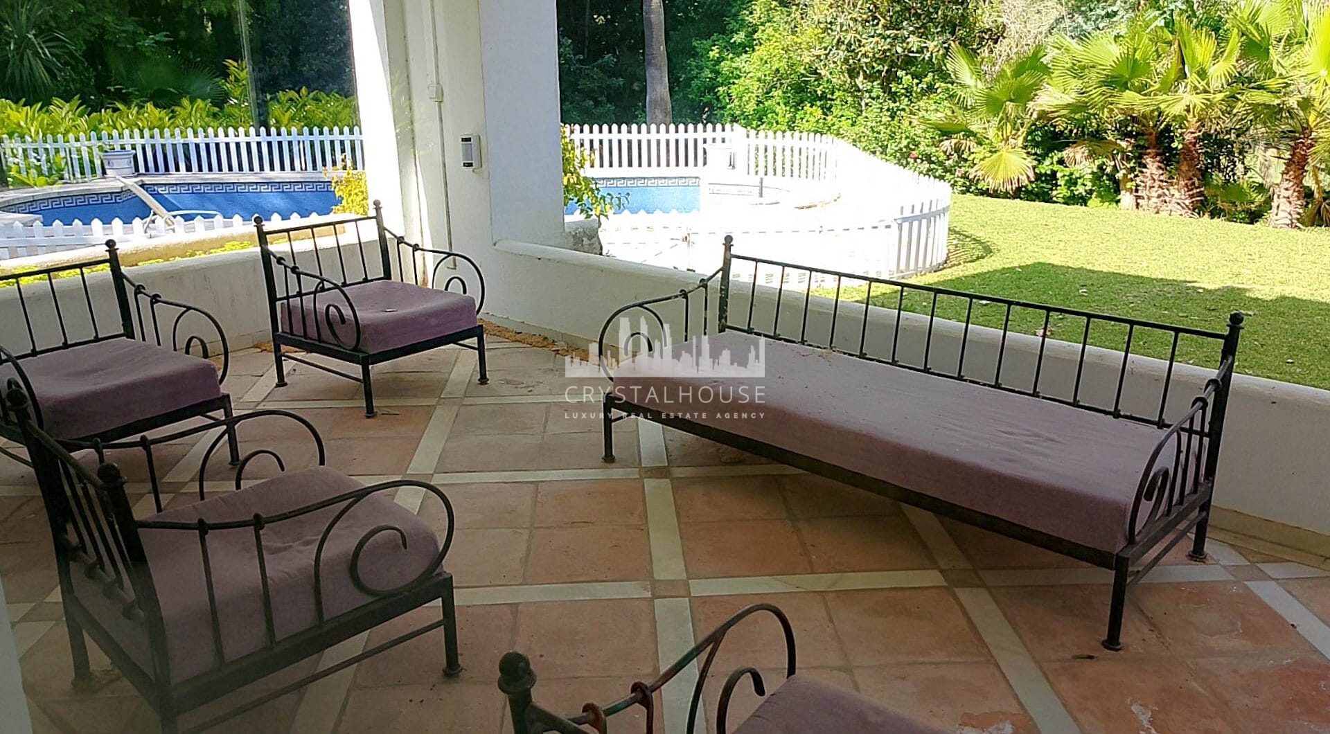 Spacious property for renovation in El Paraiso Medio , Estepona East
