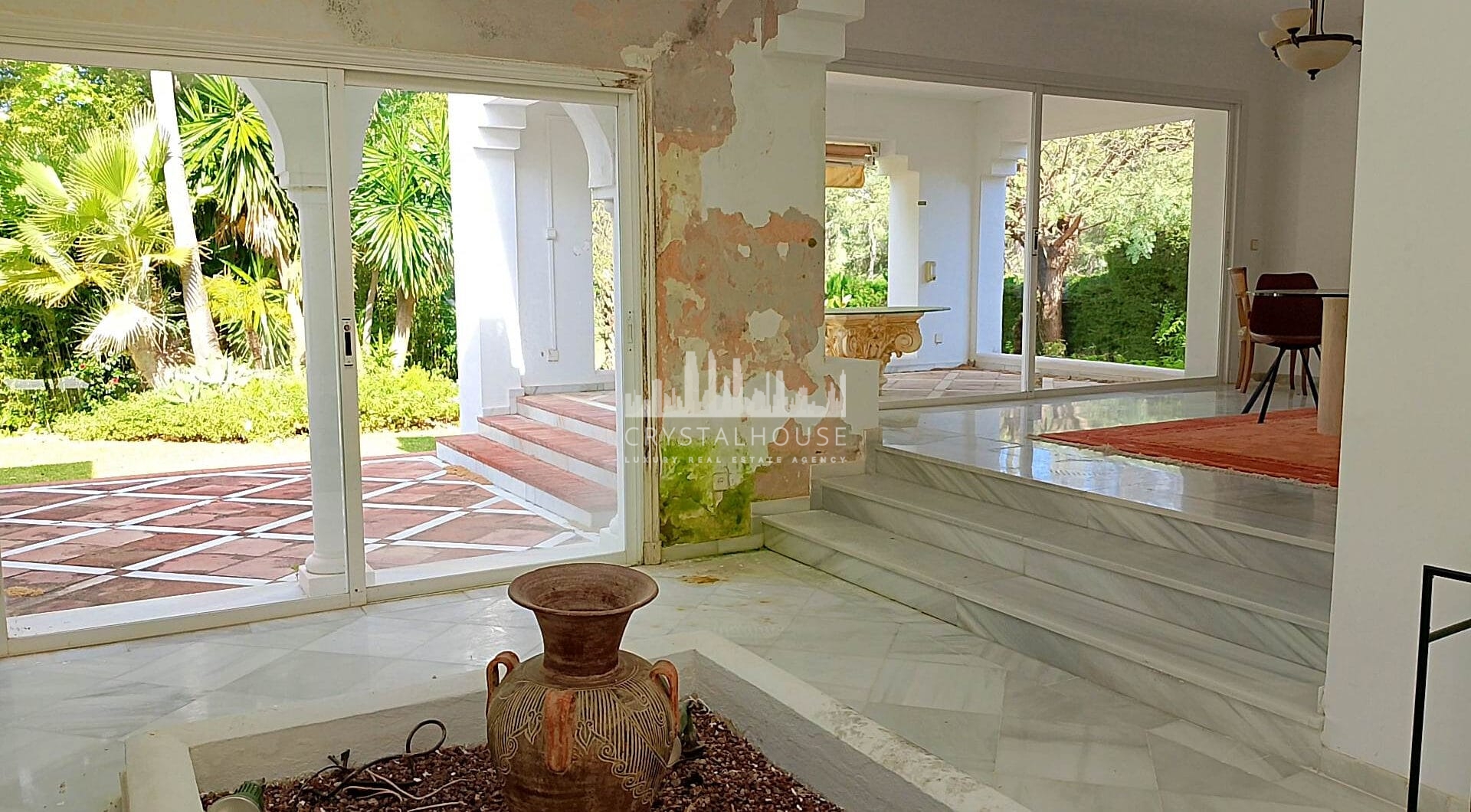 Spacious property for renovation in El Paraiso Medio , Estepona East