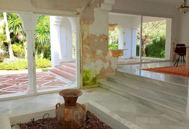 Spacious property for renovation in El Paraiso Medio , Estepona East