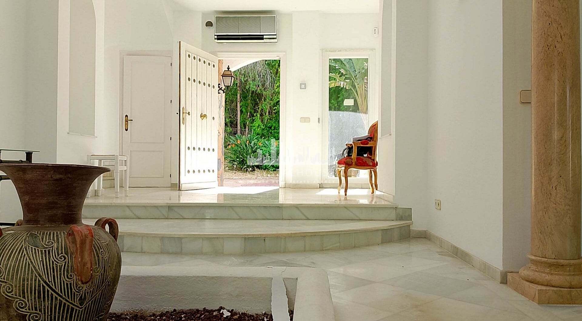 Spacious property for renovation in El Paraiso Medio , Estepona East
