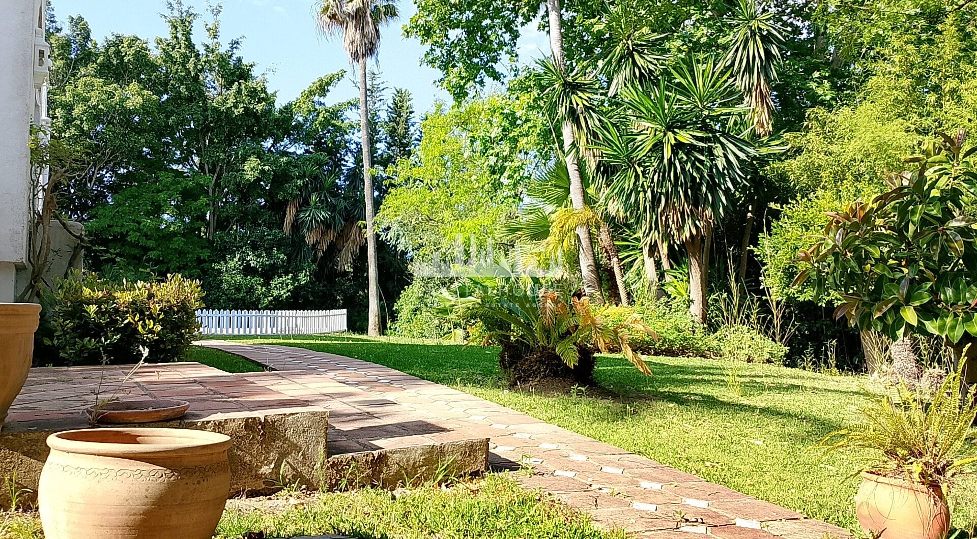Spacious property for renovation in El Paraiso Medio , Estepona East