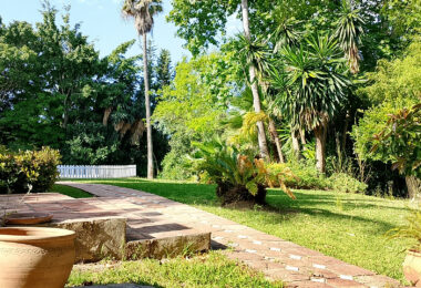 Spacious property for renovation in El Paraiso Medio , Estepona East