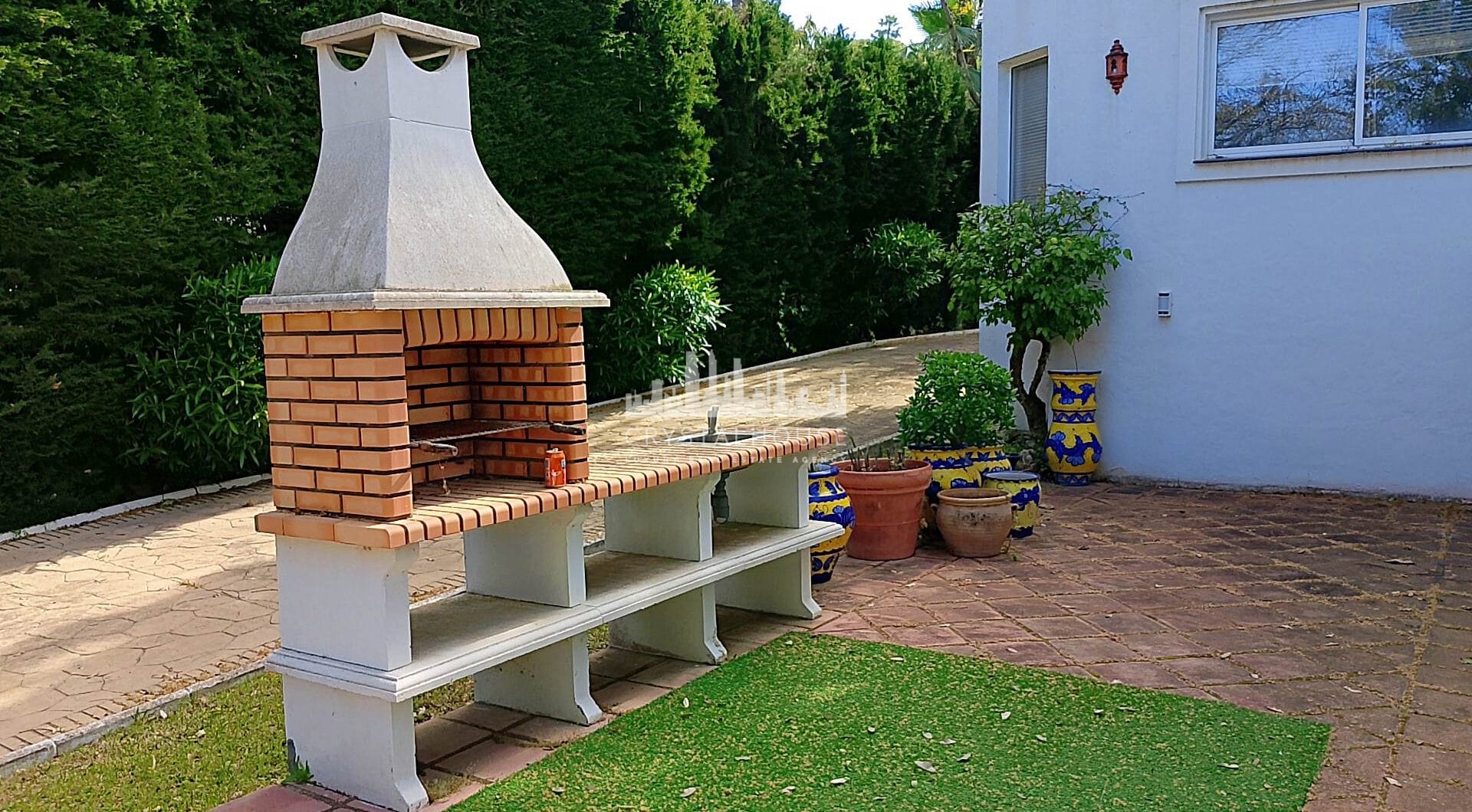 Spacious property for renovation in El Paraiso Medio , Estepona East