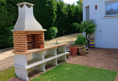 Spacious property for renovation in El Paraiso Medio , Estepona East