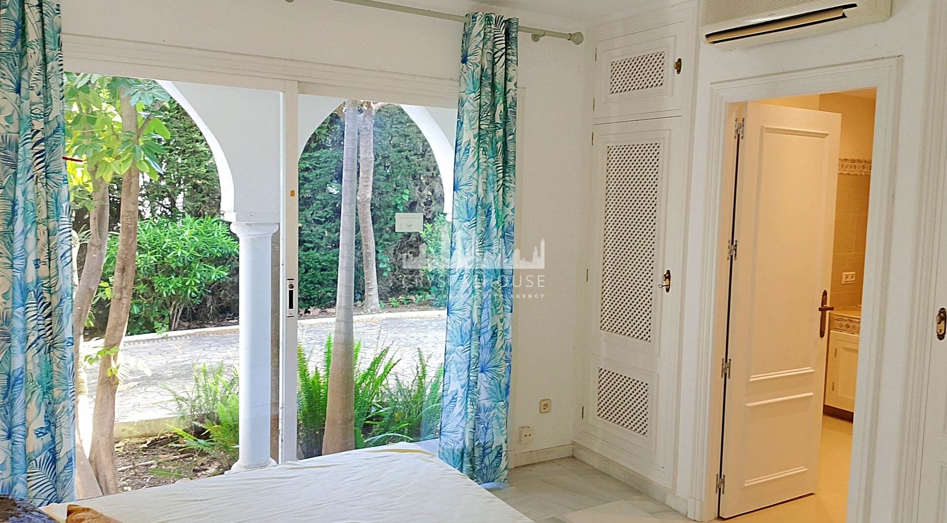 Spacious property for renovation in El Paraiso Medio , Estepona East