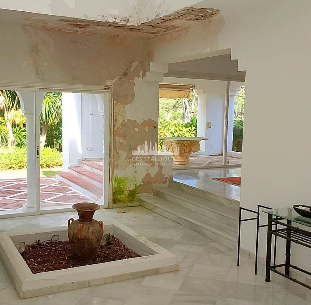Spacious property for renovation in El Paraiso Medio , Estepona East