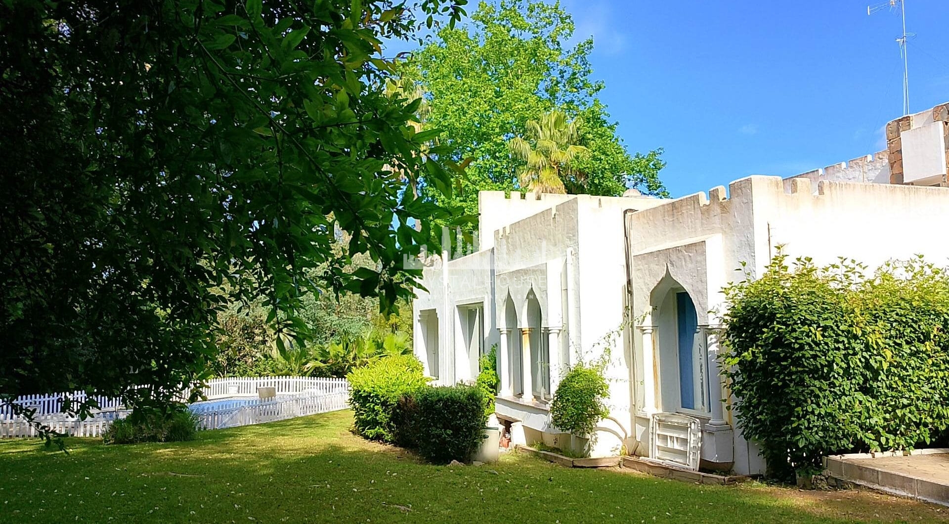 Spacious property for renovation in El Paraiso Medio , Estepona East