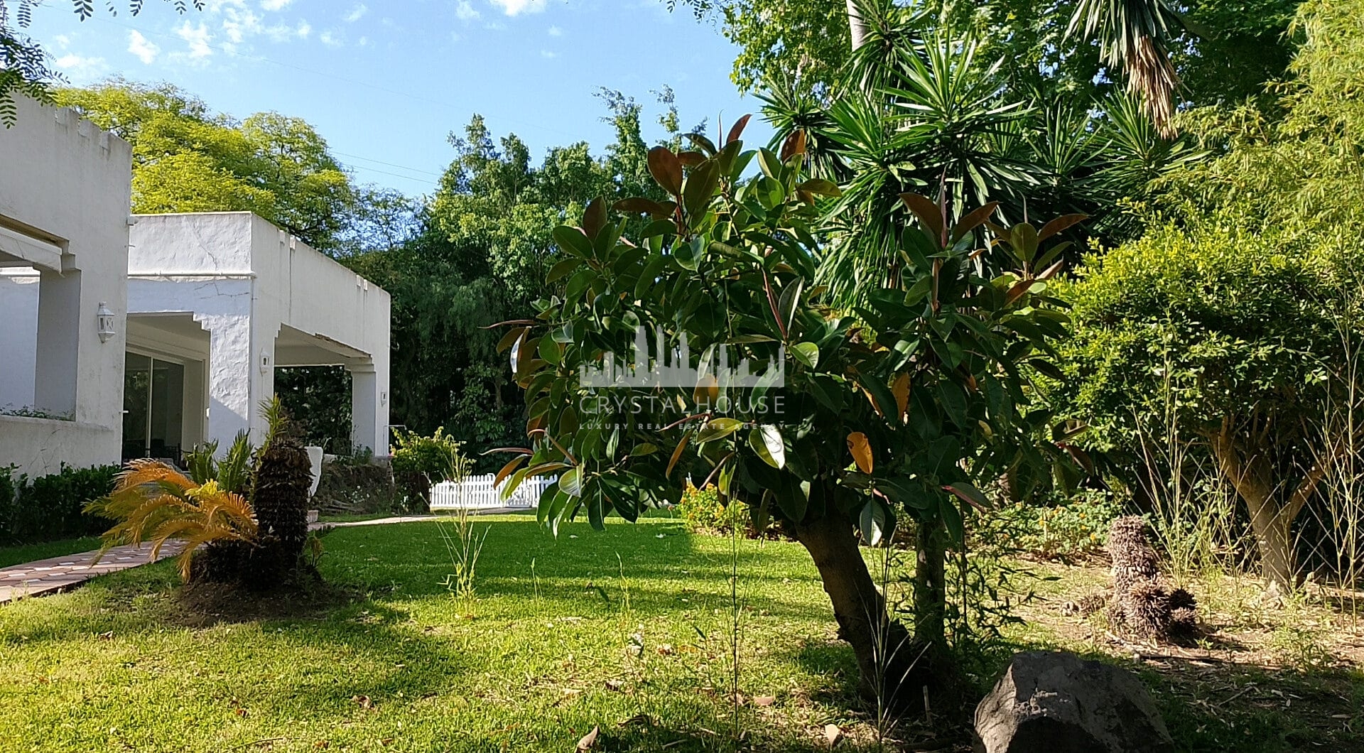 Spacious property for renovation in El Paraiso Medio , Estepona East