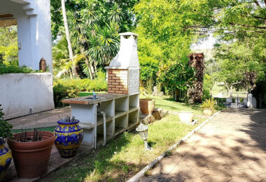Spacious property for renovation in El Paraiso Medio , Estepona East