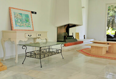 Spacious property for renovation in El Paraiso Medio , Estepona East