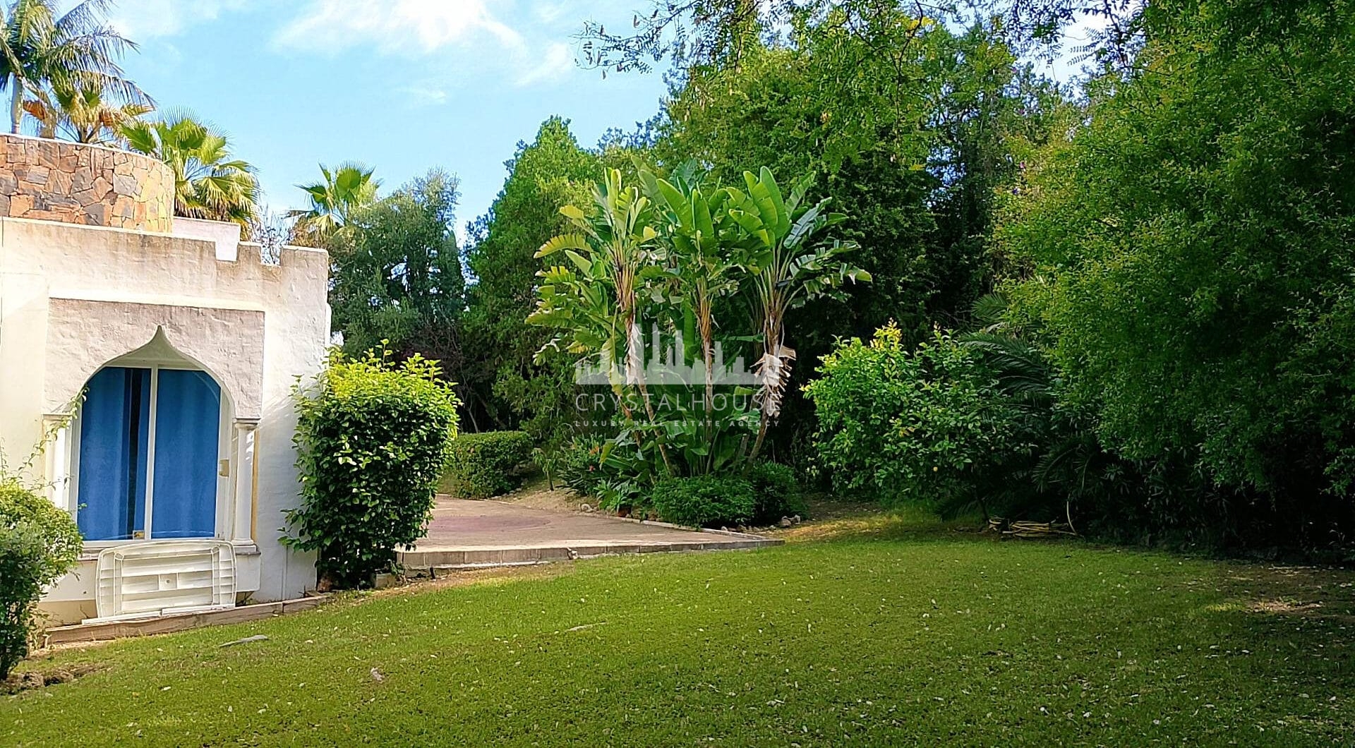 Spacious property for renovation in El Paraiso Medio , Estepona East